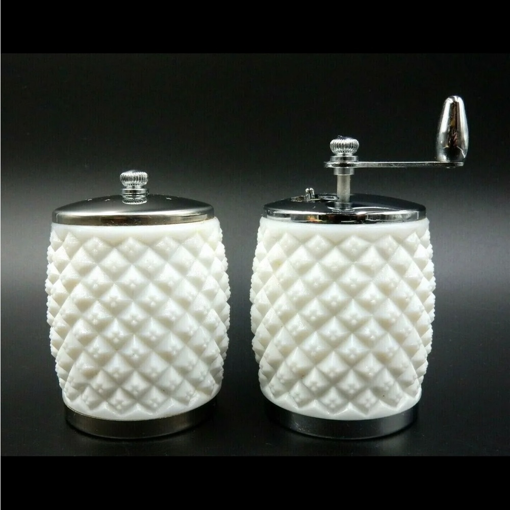 VINTAGE SET OF WHITE OLDE THOMPSON MATCHING SALT SHAKER AND PEPPER GRINDER